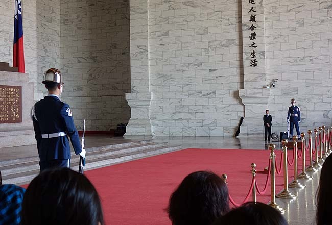 微動だにしない衛兵が突然動き出す交代式は台北観光の見もの！「中正紀念堂」（台湾）