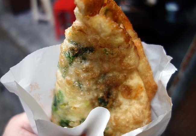台北橋近くのマイナー夜市で葱油餅という絶品台湾グルメを「三和夜市」阿婆蛋餅